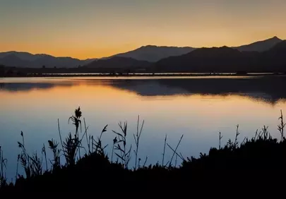 Breathtaking Sunset Lake Reflection: Serene Mountain Landscape