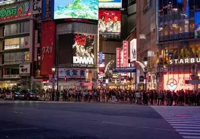 Vibrant Night in Tokyo: Neon Lights and Bustling Streets