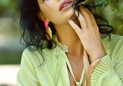 Enchanting Nature Portrait: Summer Fashion & Gentle Beauty