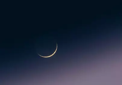 Enchanting Crescent Moon Gracing a Gradient Night Sky