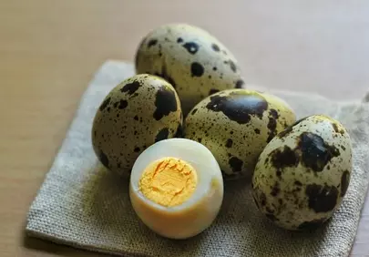 Rustic Charm: Boiled Quail Eggs on Linen