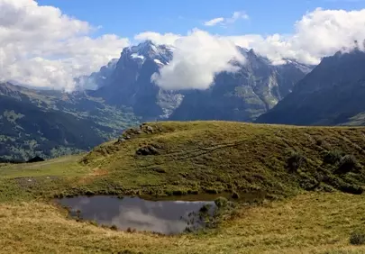 Breathtaking Alpine Panorama: Serene Lake Reflects Majestic Peaks