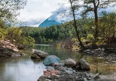 Serene Mountain Lake: Nature's Tranquil Escape