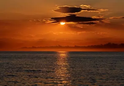 Breathtaking Golden Hour: Serene Sunset Over Calm Waters