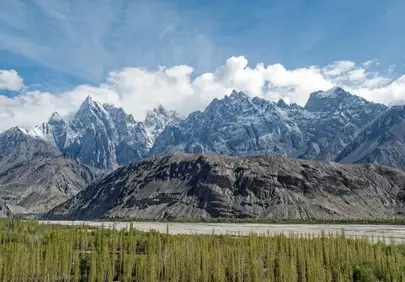 Majestic Karakoram Peaks: A Breathtaking Himalayan Panorama