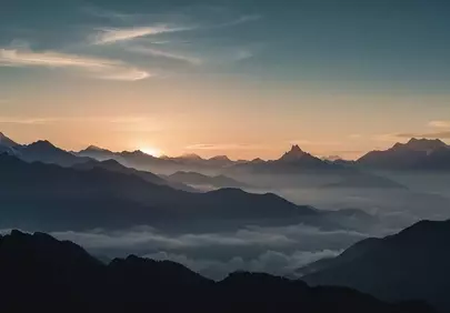 Breathtaking Himalayan Dawn: Peaks and Clouds at Sunrise