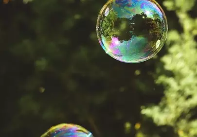 Enchanting Rainbow Bubbles: A Glimmering Outdoor Spectacle