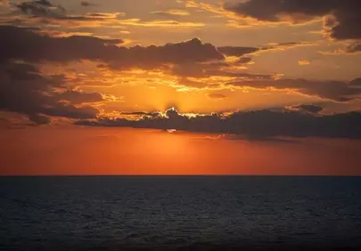 Breathtaking Ocean Sunset: Golden Horizon & Tranquil Sky