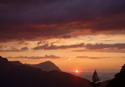 Breathtaking Mountain Sunset: A Symphony of Red and Gold