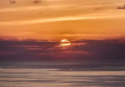 Breathtaking Ocean Sunset: Golden Horizon & Tranquil Seas