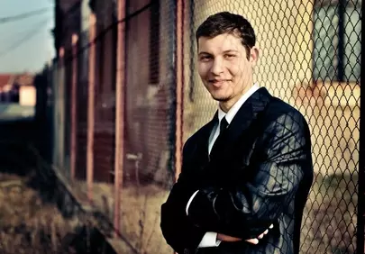 Confident Young Man in Suit: Urban Charm Portrait