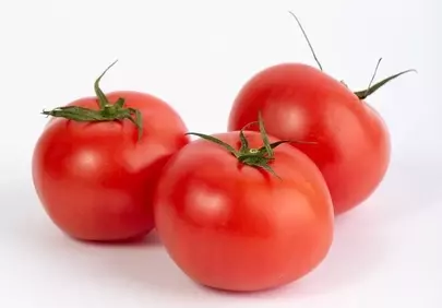 Vibrant Red Tomatoes: Fresh, Healthy, and Organic Harvest