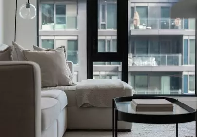 Chic City Living: Modern Living Room with Breathtaking Skyline Views