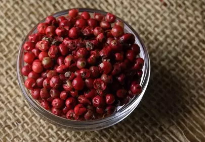 Vibrant Red Peppercorns: Gourmet Spice on Rustic Hessian
