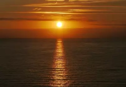 Breathtaking Ocean Sunset: Golden Hour Serenity