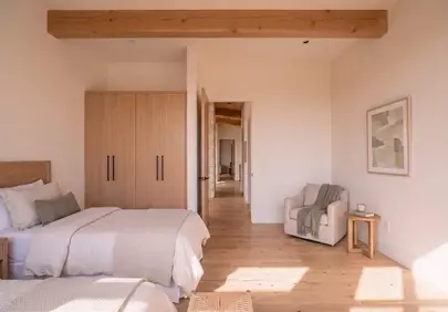 Minimalist Chic Twin Bedroom: Serene Guest Retreat