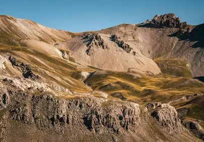 Majestic Alpine Peaks: Summer Hiking Grandeur