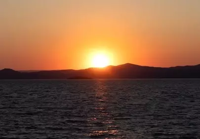 Breathtaking Ocean Sunset: Golden Horizon Reflecting Tranquility