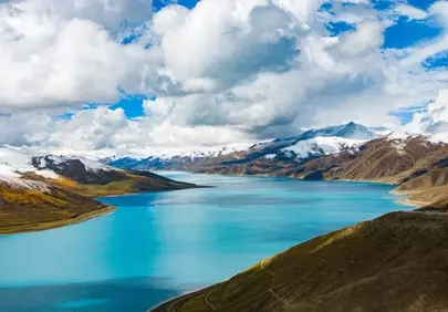 Azure Splendor: Yamdrok Lake's Tibetan Mountain Majesty