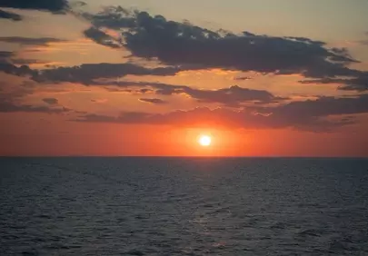 Breathtaking Ocean Sunset: Golden Horizon, Serene Sky