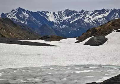 Majestic Alpine Panorama: Frozen Lake & Snowy Peaks