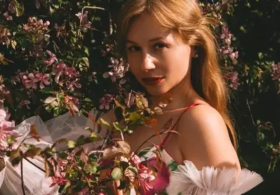 Enchanting Spring Portrait: Woman Amidst Blossoming Sakura