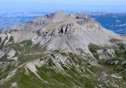 Majestic Alpine Panorama: Serene Peaks and Pristine Vistas