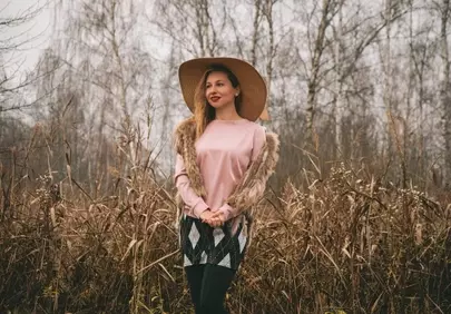 Enchanting Autumn Portrait: Stylish Woman in Nature's Embrace