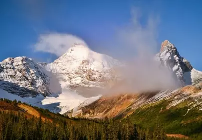 Breathtaking Autumn Peaks: Banff's Majestic Snowy Rockies