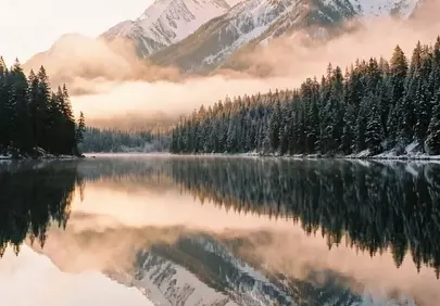Breathtaking Winter Mountain Lake Reflection at Dawn
