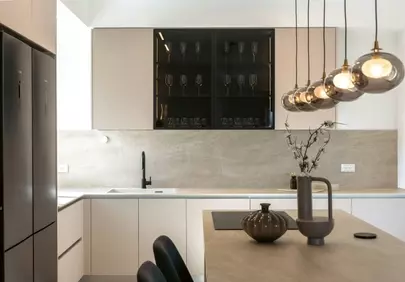 Stunning Modern Kitchen: Sleek Design & Pendant Lighting