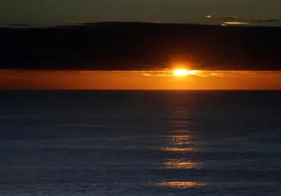 Breathtaking Ocean Sunset: Golden Horizon & Reflective Waters