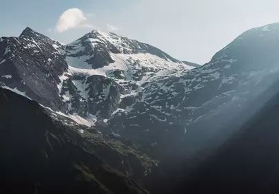 Breathtaking Alpine Majesty: Snow-Capped Peaks & Glacial Valleys
