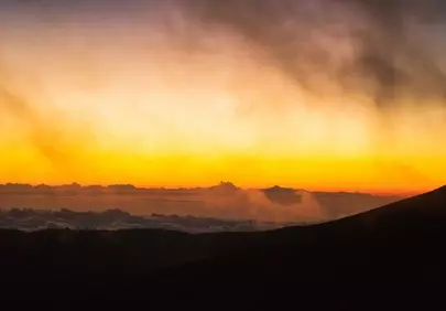 Breathtaking Mountain Sunset: Golden Horizon & Misty Peaks