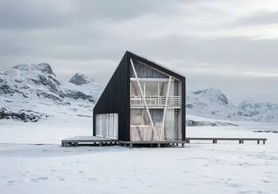 Stunning Scandinavian Cabin: Minimalist Haven in Snowy Mountains