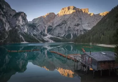 Breathtaking Alpine Lake Reflecting Majestic Peaks at Dawn