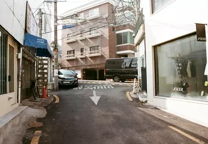 Charming Seoul Alley: A Glimpse into Urban Life