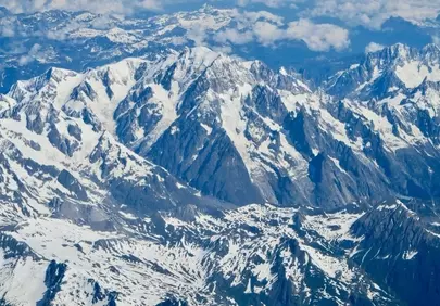 Majestic Alpine Peaks: A Breathtaking Winter Panorama