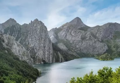 Majestic Peaks Reflecting: Serene Mountain Lake Vista