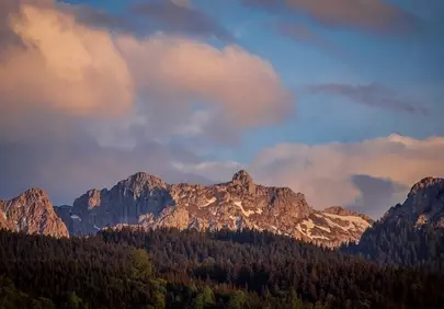 Breathtaking Alpine Sunset: Majestic Peaks and Golden Clouds