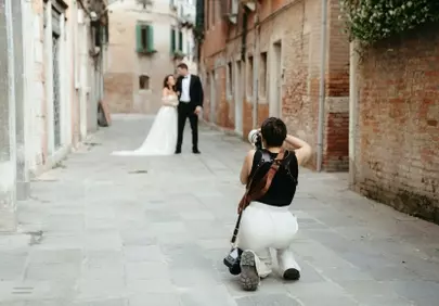 Venetian Romance: Capturing Love in a Historic Alleyway