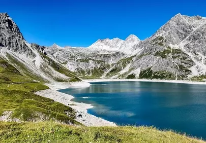 Breathtaking Alpine Lake Serenity Amidst Towering Peaks