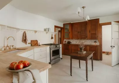 Charming Rustic Kitchen: Timeless Wood & Modern Comfort