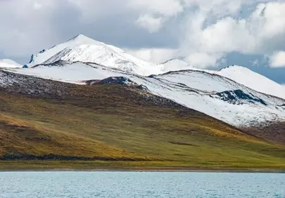 Breathtaking Tibetan Plateau: Snow-Capped Peaks and Turquoise Lakes