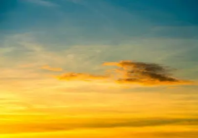 Vibrant Sunset Sky: Golden Hour Cloudscape