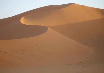 Stunning Sahara Dune: Golden Sand Textures