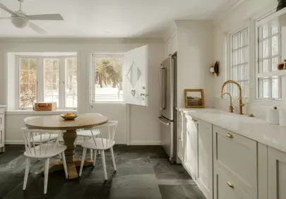 Chic & Bright: Modern Kitchen with Charming Dining Nook