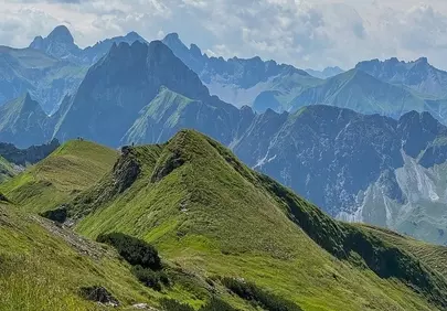 Breathtaking Alpine Panorama: Summer Hiking Paradise