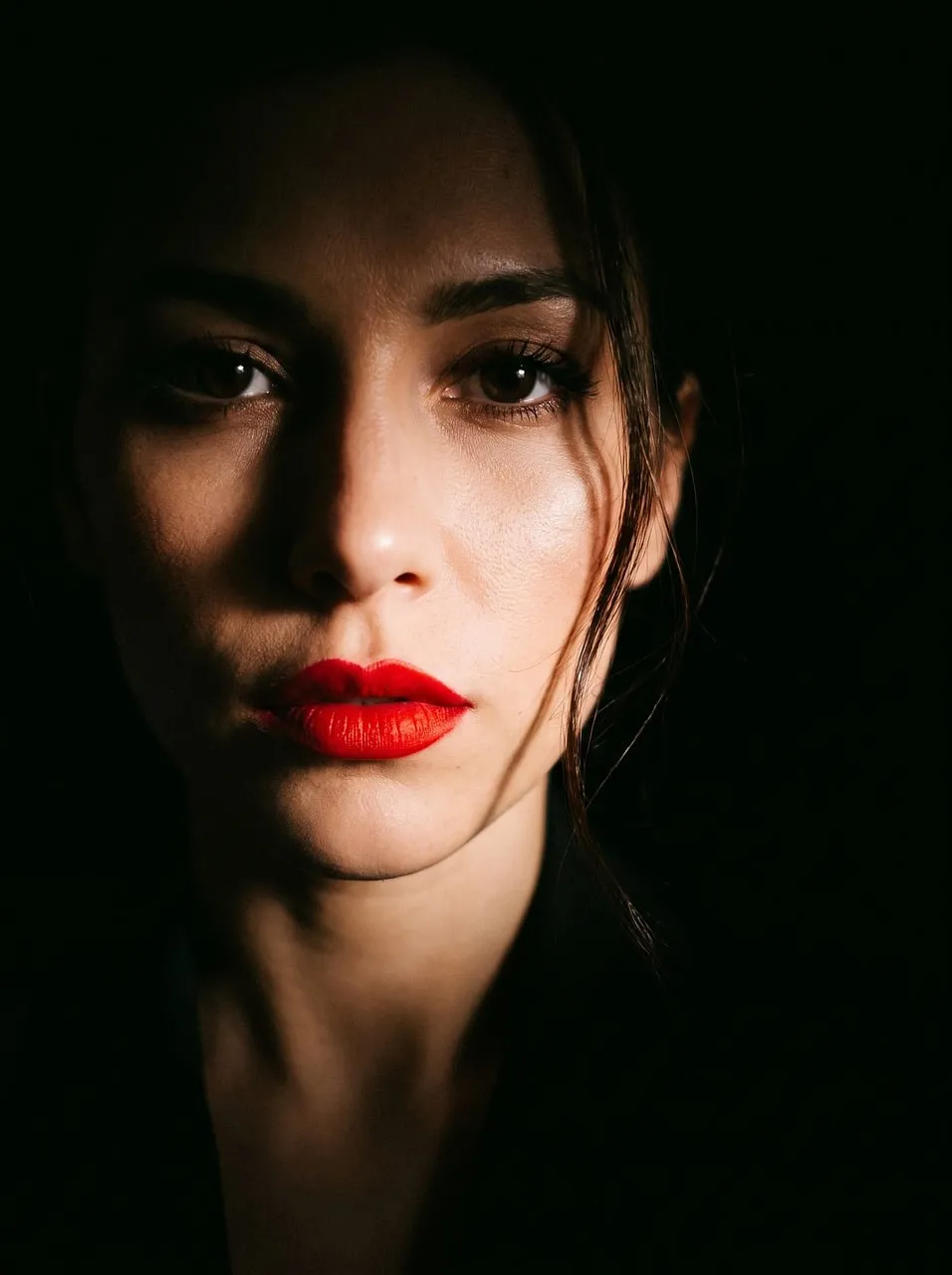Striking Beauty: Dramatic Portrait with Bold Red Lips