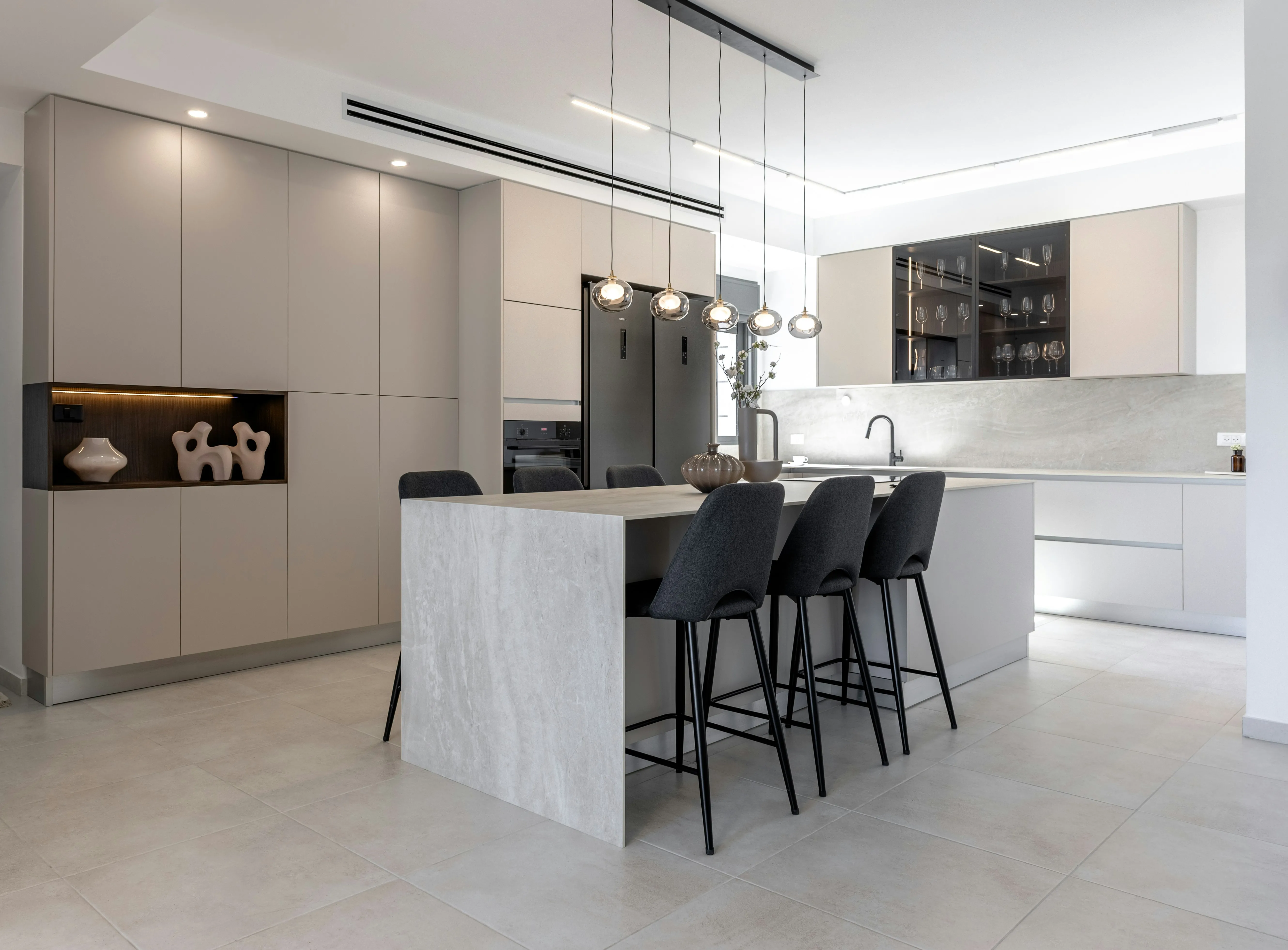 Sleek Urban Retreat: Modern Kitchen with Island Dining